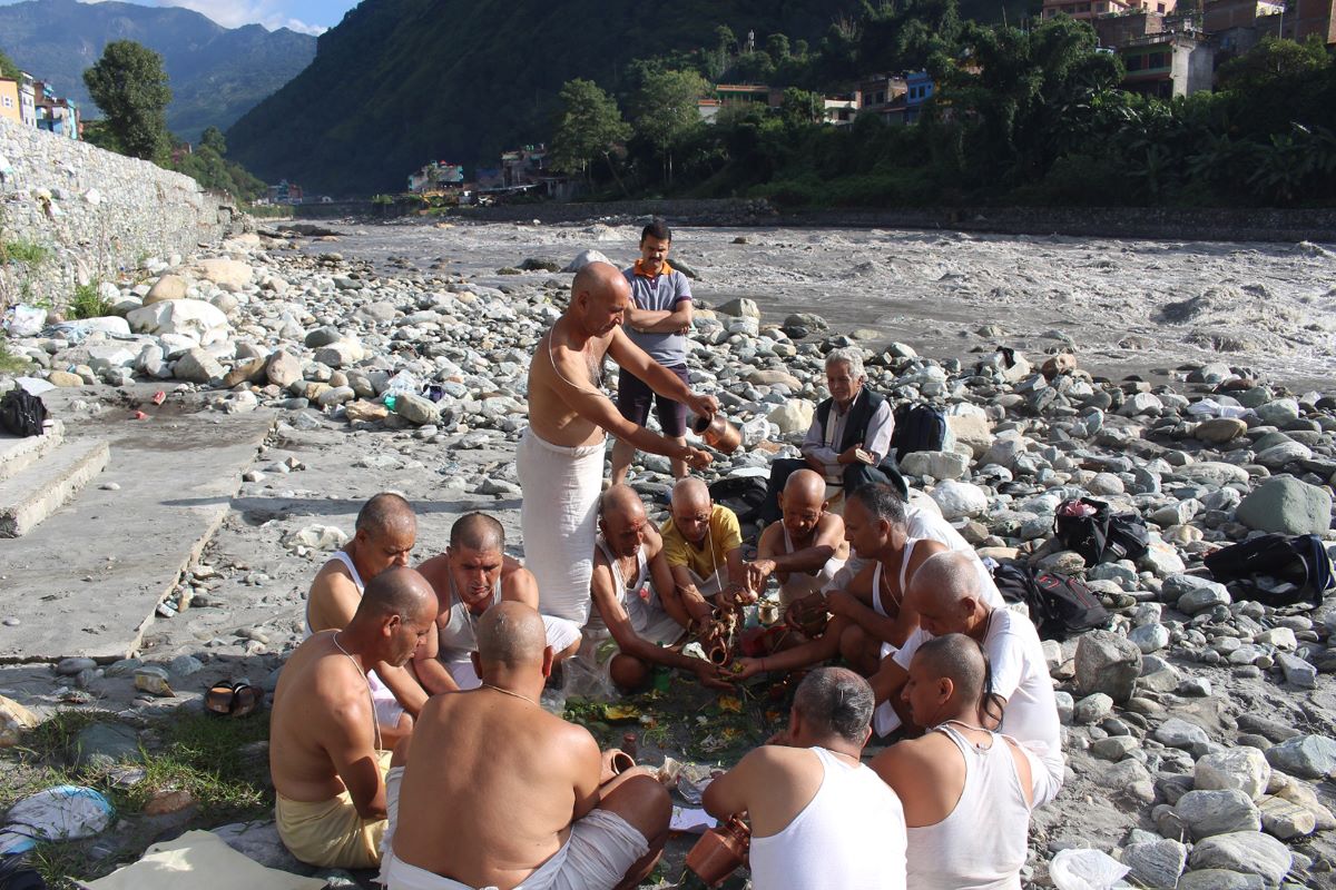 ज्ञात-अज्ञात पितृहरूलाई तर्पण दिँदै सोह्रश्राद्ध विसर्जन